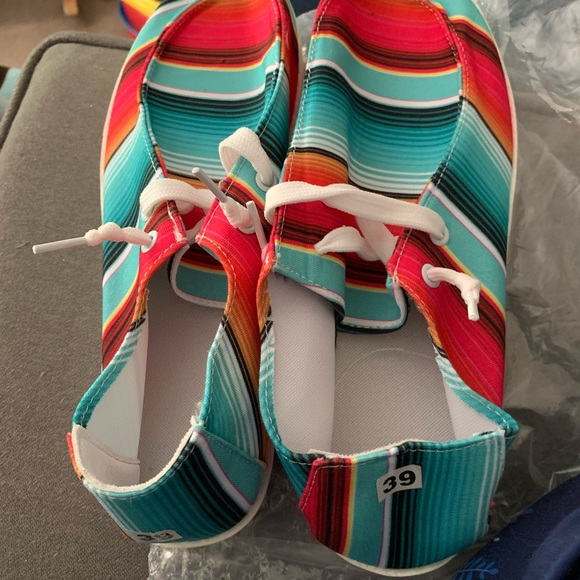 A pair of summer shoes - Picture 4 of 4